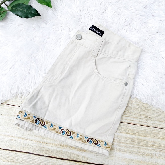 Vintage No Boundaries High Waisted Retro Printed Trim Shorts - Picture 5 of 6